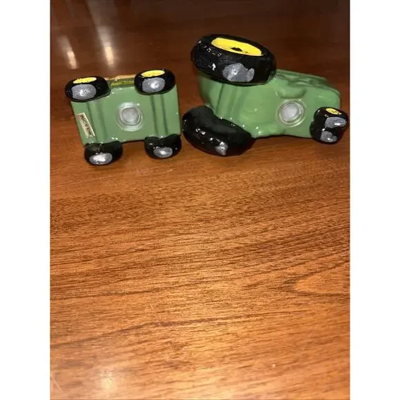 John Deere Tractor Hay Salt And Pepper Shakers - Picture 4 of 4